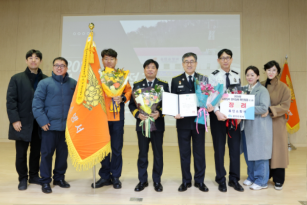1. 왼쪽에서 세번째 조선호 경기소방재난본부장, 오른쪽 안기승 용인소방서장.png