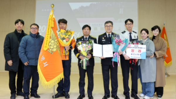 1. 왼쪽에서 세번째 조선호 경기소방재난본부장, 오른쪽 안기승 용인소방서장.png