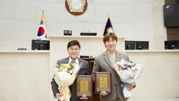 20241227 용인특례시의회 안치용·이상욱 의원, 2024 서울평화문화대상 수상.jpg