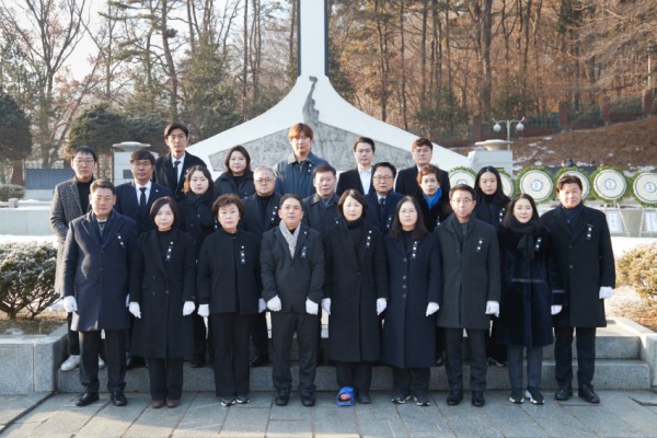 20250102 용인특례시의회, 현충탑 참배로 새해 일정 시작(2).jpg