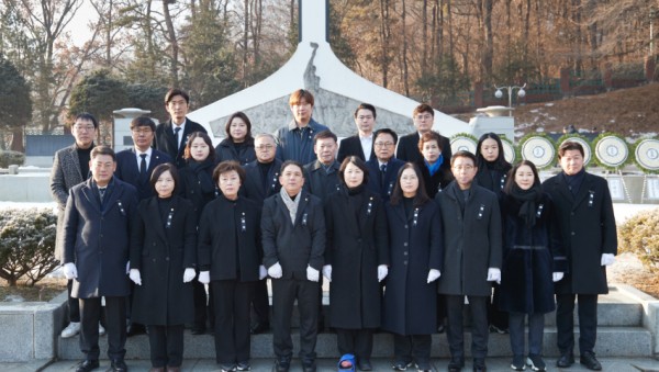 20250102 용인특례시의회, 현충탑 참배로 새해 일정 시작(2).jpg