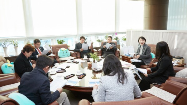 20250107 용인특례시의회, 용인시에 골목상권 등 소상공인 지원 활성화 방안 적극 제안(1)-의장단 회의.jpg