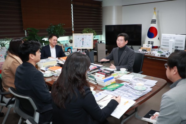 2. 이상일 용인특례시장이 여운홍 K-GTSEC센터장과 만나 반도체산업 인재 양성 방안에 대해 논의하고 있다..jpg
