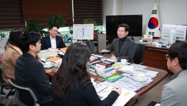 2. 이상일 용인특례시장이 여운홍 K-GTSEC센터장과 만나 반도체산업 인재 양성 방안에 대해 논의하고 있다..jpg