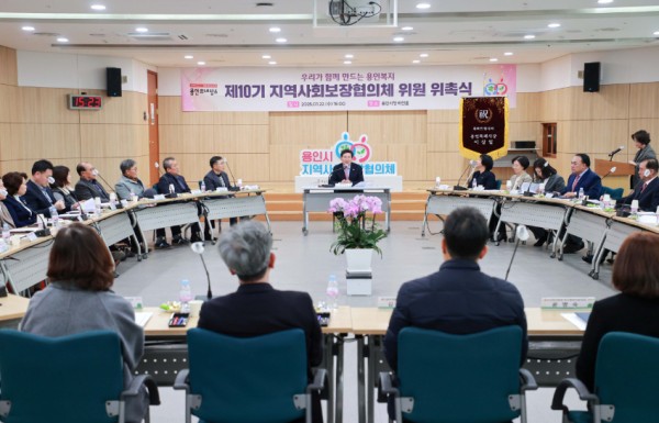 3-2. 용인특례시 지역사회보장협의체 위촉장 수여식에서 이상일 시장이 인사말을 하고 있다..JPG