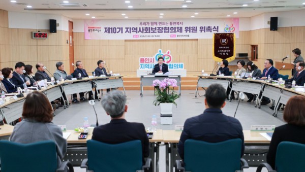 3-2. 용인특례시 지역사회보장협의체 위촉장 수여식에서 이상일 시장이 인사말을 하고 있다..JPG