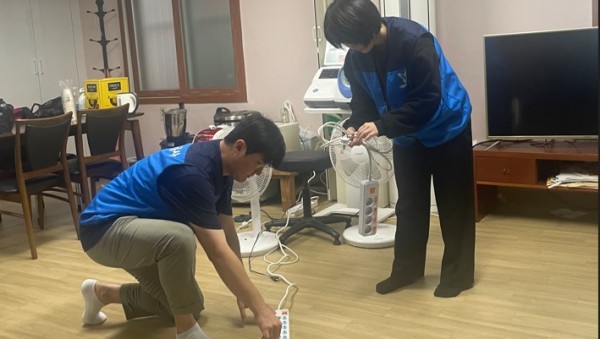 12-1. 용인도시공사 관계자가 경로당 시설을 점검하고 있다..jpg