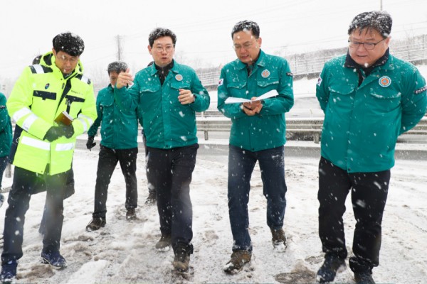 2-3. 이상일 용인특례시장은 27일 오전 시 관계자들과 함께 수지구 죽전동 쉴낙원 일대와 대지고개의 제설 상황을 살폈다. (1).jpg