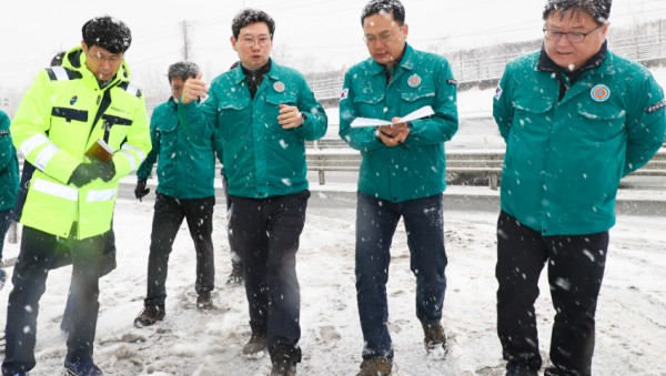 2-3. 이상일 용인특례시장은 27일 오전 시 관계자들과 함께 수지구 죽전동 쉴낙원 일대와 대지고개의 제설 상황을 살폈다. (1).jpg