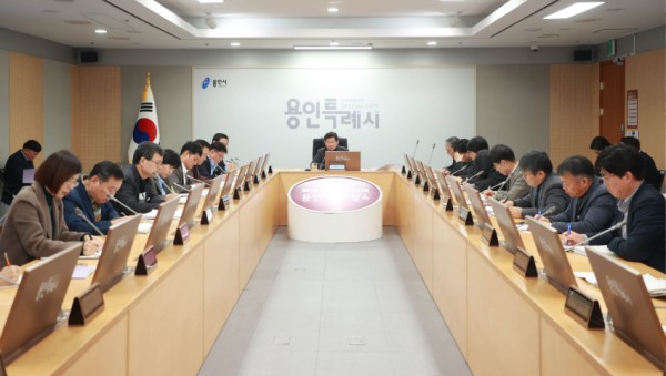 5-1. 이상일 용인특례시장이 17일 열린 간부공무원 회의에서 시민체감 생활밀착형 행정의 중요성을 강조하고, 원활한 사업 추진을 참석자들에게 주문했다..jpg