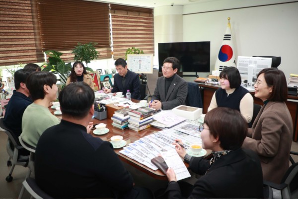 14-2. 이상일 용인특례시장이 4-H연합회 임원들과 신년 인사를 나누고 청년 농업인들과 소통의 시간을 가졌다.jpg