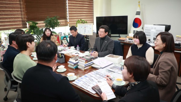 14-2. 이상일 용인특례시장이 4-H연합회 임원들과 신년 인사를 나누고 청년 농업인들과 소통의 시간을 가졌다.jpg