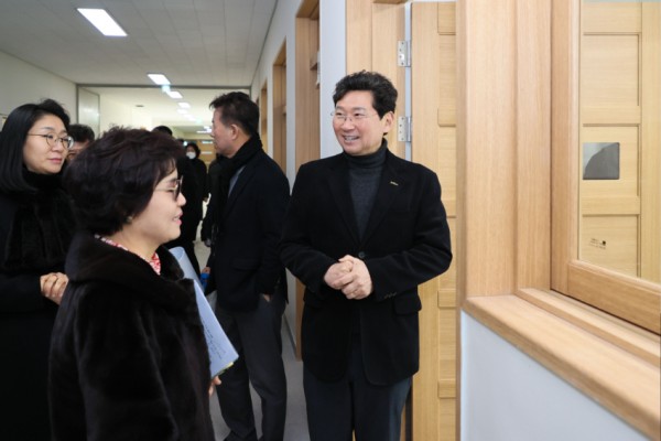 2-3. 이상일 용인특례시장이 3월 개교하는 처인초·중 통합학교를 방문해 학교장과 학부모드르이 의견을 청취하고 있다..jpg