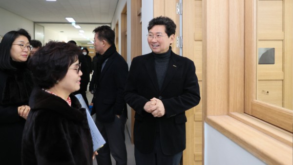 2-3. 이상일 용인특례시장이 3월 개교하는 처인초·중 통합학교를 방문해 학교장과 학부모드르이 의견을 청취하고 있다..jpg