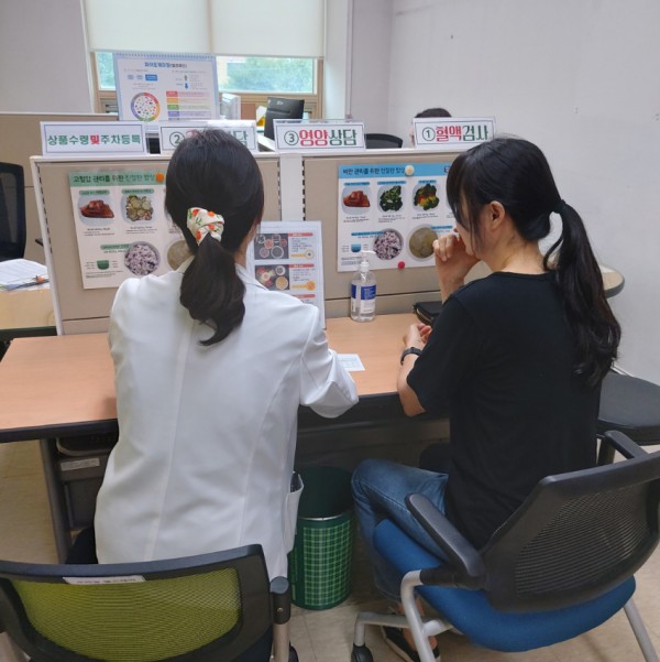 6. 용인특례시 모바일헬스케어 사업 참여자가 영양상담을 받고 있다.jpg