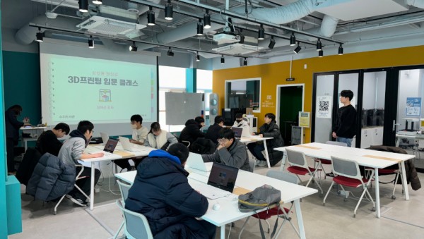 8. 지난 5일 수지도서관에서 청소년을 대상으로 3D 프린팅 체험 교육이 진행되고 있다..jpg