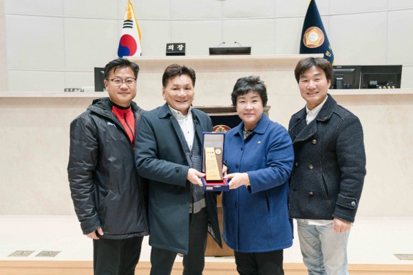 250224_사진자료_용인특례시의회 장정순 의원,  수지구 축구 발전 공로 인정... 수지구축구협회로 부터 감사패 받아.jpeg