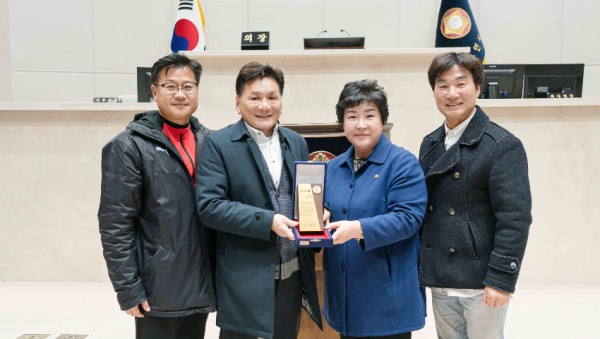 250224_사진자료_용인특례시의회 장정순 의원,  수지구 축구 발전 공로 인정... 수지구축구협회로 부터 감사패 받아.jpeg