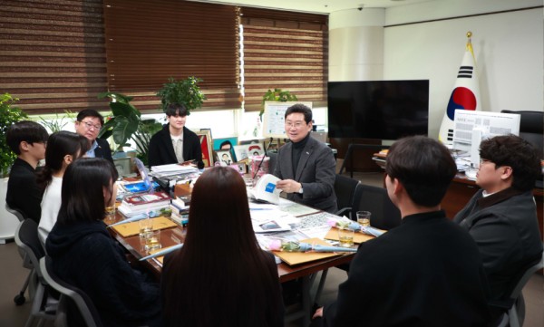 13-2. 24일 용인특례시청 시장실에서 이상일 시장이 용인학 우수학생들과 환담을 나누고 있다. (1).jpg