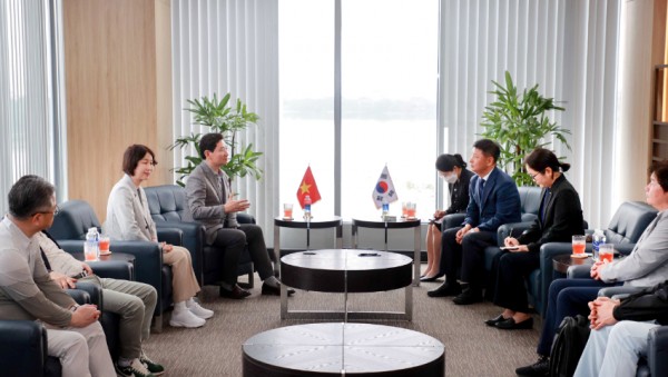15-2. 이상일 용인특례시장은 27일(현지시각) 다낭 총영사관을 방문해 강부성 다낭 총영사, 조주연 KOTRA 다낭무역관장, 송지영 영사 등을 만나 간담회를 가졌다.jpeg