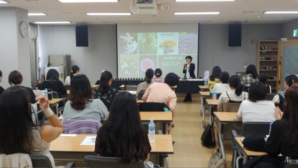 1. 지난해 수지보건소에서 진행한 아로마테라피 교육.jpg