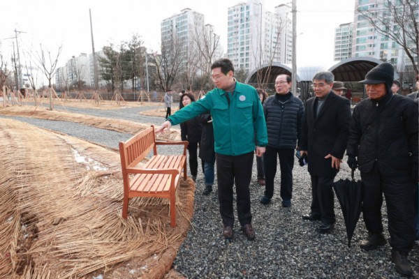 1-2. 4일 수지구 죽전동 미세먼지 차단숲 조성 현장을 방문한 이상일 용인특례시장이 현장점검을 하고 있다..jpg