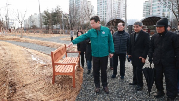 1-2. 4일 수지구 죽전동 미세먼지 차단숲 조성 현장을 방문한 이상일 용인특례시장이 현장점검을 하고 있다..jpg