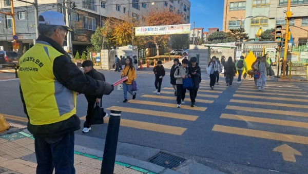 3-2 등하교안전지킴이 활동 모습.jpg