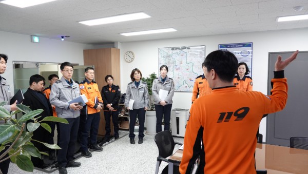 긴급 신고대응 시 지휘체계에 대한 설명 중인 모습.JPG
