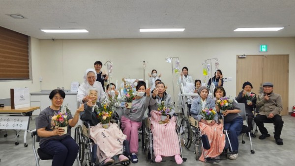 4. 용인특례시는 호스피스 성루카병원 환자와 보호자를 대상으로 치유농업서비스 원예교육을 진행하고 있다.jpg