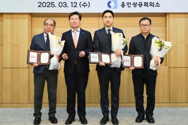 6-3. 12일 용인상공회의소에서 이상일 시장(왼쪽 둘째)이 유공 표창을 받은 기업인들과 기념사진을 찍고 있다.jpg