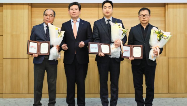 6-3. 12일 용인상공회의소에서 이상일 시장(왼쪽 둘째)이 유공 표창을 받은 기업인들과 기념사진을 찍고 있다.jpg