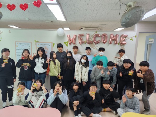 (20250317)용인교육지원청 보도자료(용인 왕산초 새학기 맞이 응원) 행사) 사진1.jpg