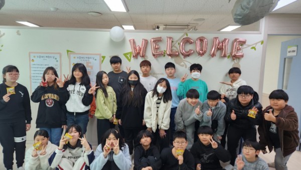 (20250317)용인교육지원청 보도자료(용인 왕산초 새학기 맞이 응원) 행사) 사진1.jpg