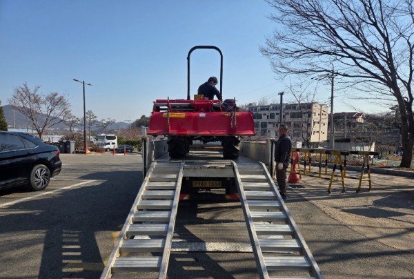 3. 용인특례시 임대농업기계 운반 모습.jpg