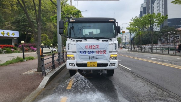 6. 용인특례시는 도로 미세먼지 제거를 위해 이달 말까지 도로 살수 작업을 한다..jpg