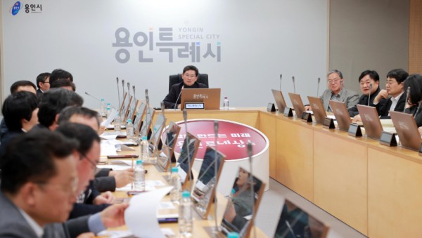6. 용인특례시는 19일 시청 영상회의실에서 용인 시민프로축구단 창단 준비 회의를 열어 추진전략을 논의했다.JPG