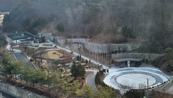 1-1. 용인특례시는 처인구 김량장동 산 37-16번지 일원 용인중앙공원의 노후 시설과 주차장 개선 공사를 완료했다..jpg