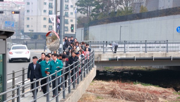 12-4 25일 이상일 용인특례시장이 마북천 산책로 설치 예정지를 현장 점검했다.JPG