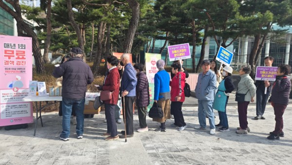 8. 24일 처인구 노인복지관 앞에서 진행된 결핵 예방 캠페인.jpg