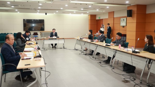 3-3. 이상일 용인특례시장이 고령친화도시 조성 위원회에 참석해 인사말을 하고 있다.jpg