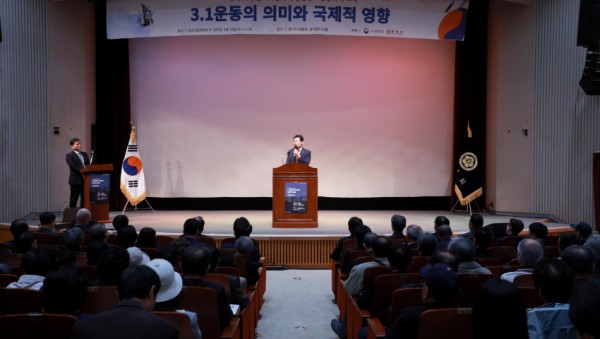 250327 3-2. 이상일 용인특례시장은 26일 기흥구 상갈동 경기도박물관 뮤지엄아트홀에서 개최된 광복 80주년 기념 ‘이달의 독.JPG
