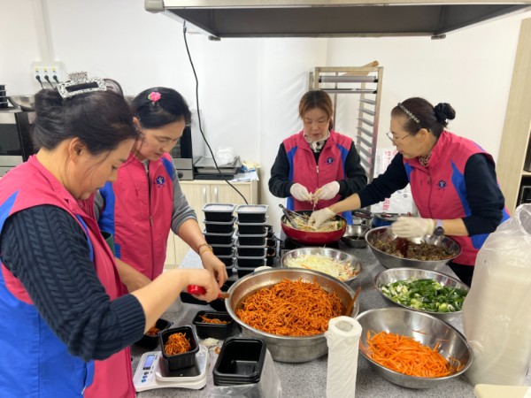 250327 8-2. 용인특례시 생활개선용인시연합회 구성지회 회원들은 취약계층 위한 반찬나눔 재능기부 활동에 참여했다.JPG