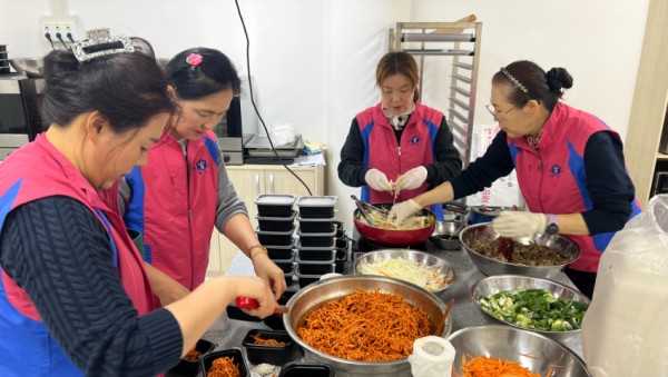 250327 8-2. 용인특례시 생활개선용인시연합회 구성지회 회원들은 취약계층 위한 반찬나눔 재능기부 활동에 참여했다.JPG