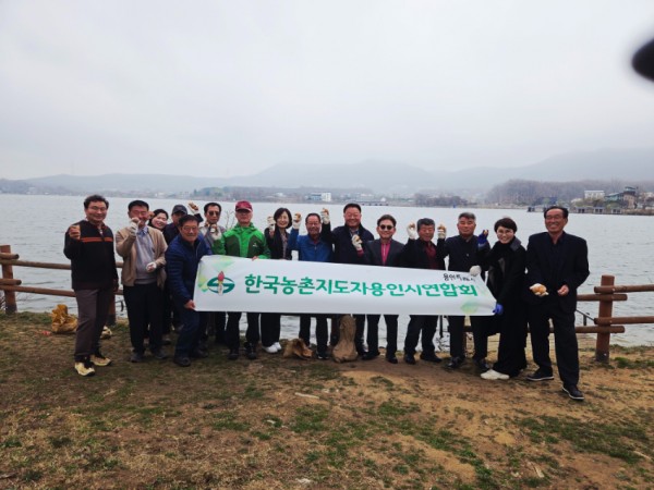 7-1. 용인특례시 대표 농업인 단체 농촌지도자용인시연합회원들은 용담호수 수질정화를 위해 EM흙공 500개를 던졌다 (1).jpg