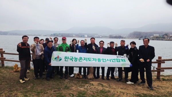 7-1. 용인특례시 대표 농업인 단체 농촌지도자용인시연합회원들은 용담호수 수질정화를 위해 EM흙공 500개를 던졌다 (1).jpg