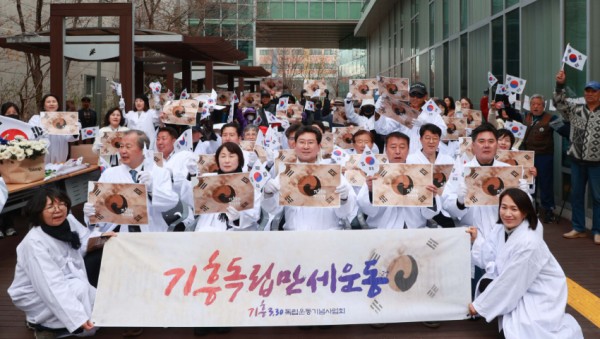 1-4 29일 이상일 용인특례시장이 기흥독립만세운동 기념식 참석자들과 기념사진을 찍고 있다.jpg