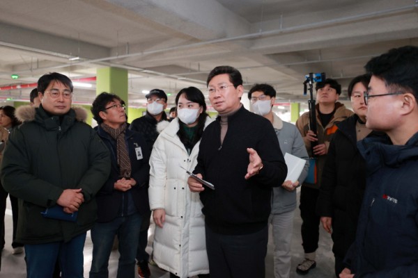 8-1. 이상일 용인특례시장이 경남아너스빌디센트 건설 현장을 방문해 하자보수 상황을 살피고 있다 (1).jpg