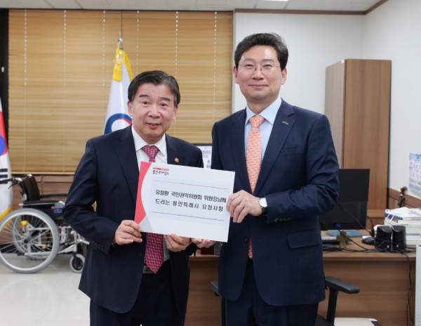 10-1. 이상일 용인특례시장(오른쪽)이 31일 유철환 국민권익위원장(왼쪽)을 만나 광교 송전철탑 이설 사업에 대한 중재와 수지구 고기동 노인복지주택 사업에 대한 권익위원회 의견표명 재심의를 요청했다..jpg