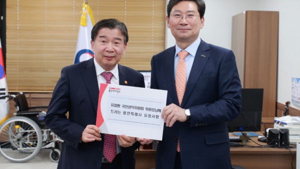 10-1. 이상일 용인특례시장(오른쪽)이 31일 유철환 국민권익위원장(왼쪽)을 만나 광교 송전철탑 이설 사업에 대한 중재와 수지구 고기동 노인복지주택 사업에 대한 권익위원회 의견표명 재심의를 요청했다..jpg